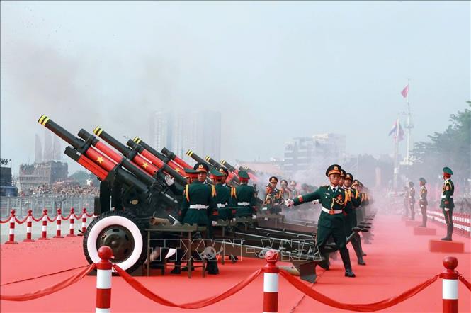Nghi lễ bắn 21 loạt đại bác trên nền Quốc thiều nước CHXHCN Việt Nam. Ảnh: Quang Châu-TTXVN
