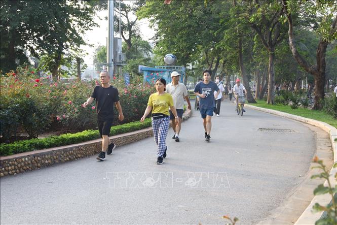Với không gian rộng lớn, hồ nước trong xanh và hàng cây rợp bóng, công viên Thống Nhất là nơi người dân tìm đến thư giãn, tập luyện thể thao và ôn lại những dấu mốc lịch sử hào hùng của dân tộc. Ảnh: Quốc Lũy-TTXVN