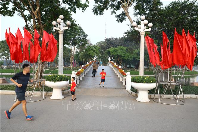 Cầu Hòa Bình trong công viên Thống Nhất. Ảnh: Quốc Lũy-TTXVN