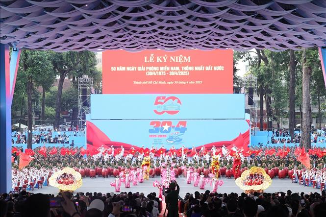 Chương trình nghệ thuật “Rạng rỡ non sông Việt Nam”. Ảnh: TTXVN