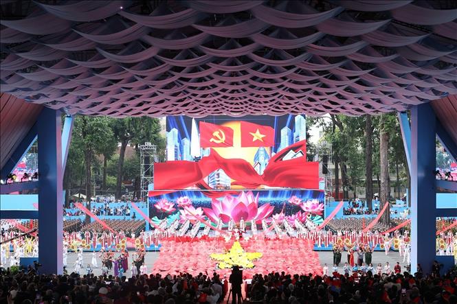 Chương trình nghệ thuật “Rạng rỡ non sông Việt Nam”. Ảnh: TTXVN


