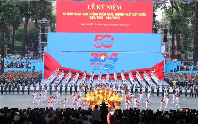 Chương trình nghệ thuật “Rạng rỡ non sông Việt Nam”. Ảnh: TTXVN

