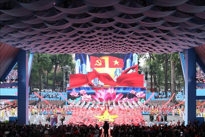 Chương trình nghệ thuật “Rạng rỡ non sông Việt Nam”. Ảnh: TTXVN

