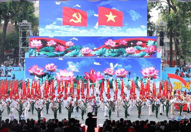 Chương trình nghệ thuật “Rạng rỡ non sông Việt Nam”. Ảnh: TTXVN

