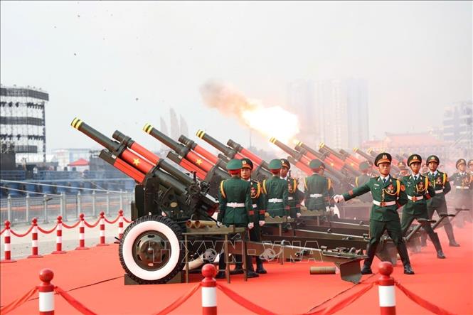 The 21-gun salute ceremony at the event. Photo: VNA