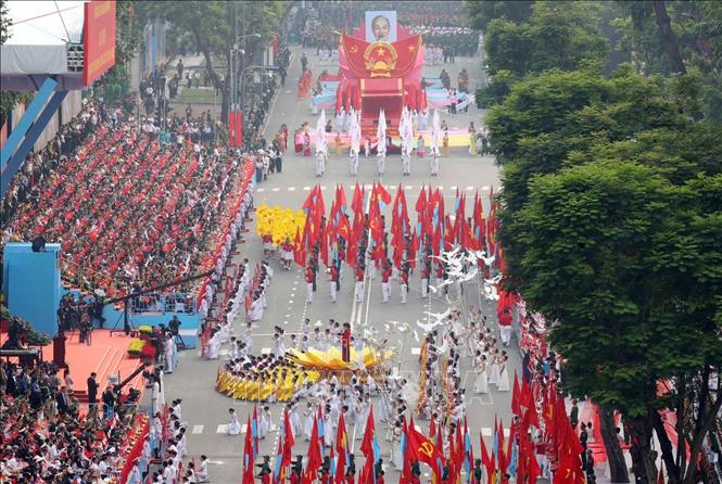 Chương trình nghệ thuật “Rạng rỡ non sông Việt Nam”. Ảnh: TTXVN