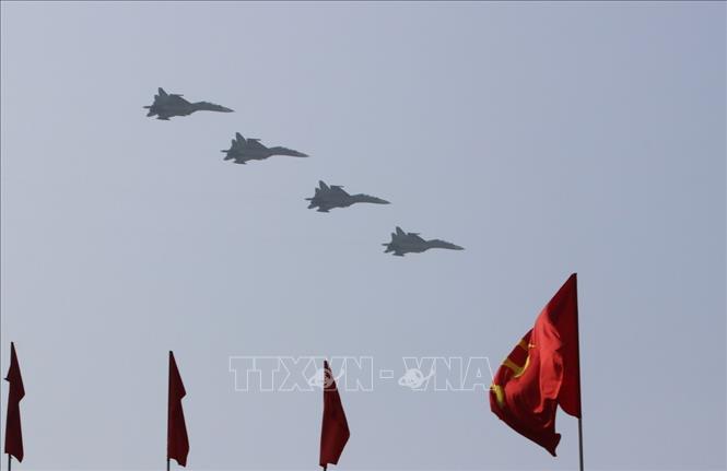 Mở đầu cuộc diễu binh, diễu hành là các biên đội của Không quân nhân dân Việt Nam anh hùng bay trên bầu trời Tổ quốc. Ảnh: TTXVN