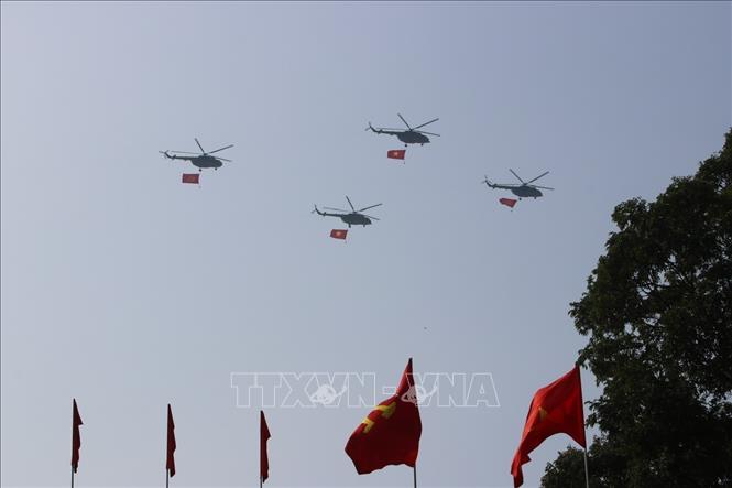 Mở đầu cuộc diễu binh, diễu hành là các biên đội của Không quân nhân dân Việt Nam anh hùng bay trên bầu trời Tổ quốc. Ảnh: TTXVN
