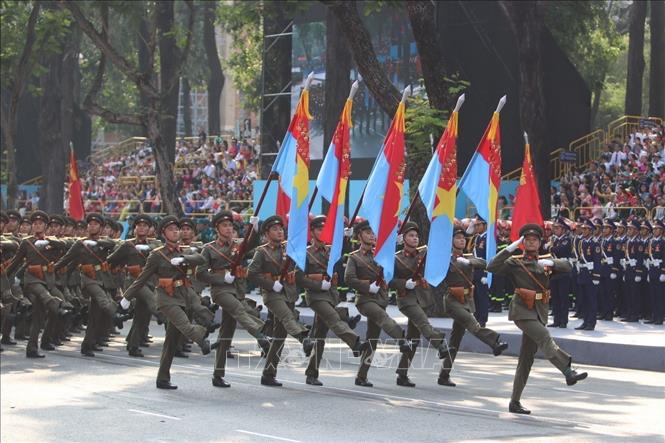 Khối sĩ quan đại diện 5 cánh quân tiến qua Lễ đài. Ảnh: TTXVN