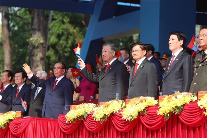 Tổng Bí thư Tô Lâm và các đại biểu theo dõi cuộc diễu binh, diễu hành từ trên lễ đài. Ảnh: TTXVN