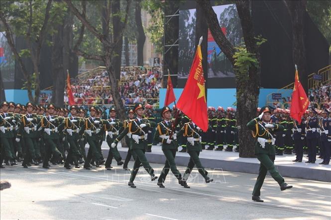 Khối Sĩ quan Lục quân diễu qua Lễ đài. Ảnh: TTXVN