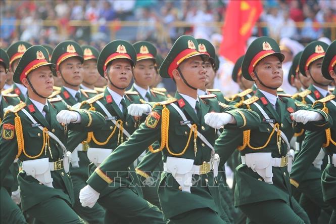 Khối Sĩ quan Lục quân diễu qua Lễ đài. Ảnh: TTXVN