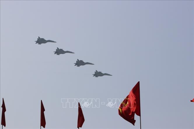 Mở đầu cuộc diễu binh, diễu hành là các biên đội của Không quân nhân dân Việt Nam anh hùng bay trên bầu trời Tổ quốc. Ảnh: TTXVN