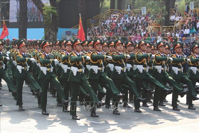 Khối Sĩ quan Lục quân diễu qua Lễ đài. Ảnh: TTXVN