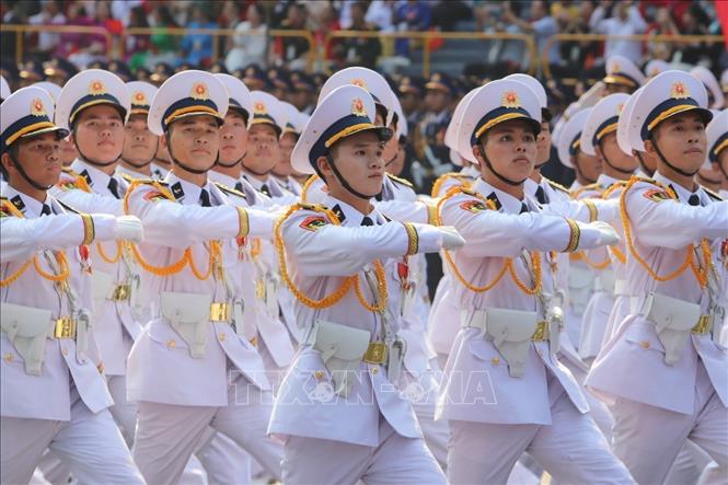 Khối Sĩ quan Hải quân diễu qua Lễ đài. Ảnh: TTXVN