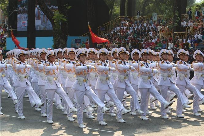 Khối Sĩ quan Hải quân diễu qua Lễ đài. Ảnh: TTXVN