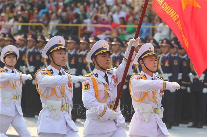 Khối Sĩ quan Hải quân diễu qua Lễ đài. Ảnh: TTXVN