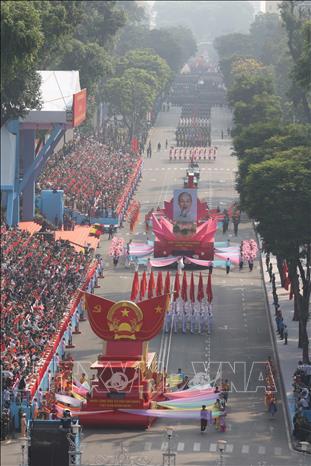 Lễ diễu binh bắt đầu với Đội hình xe mô hình Quốc huy nước Cộng hòa Xã hội Chủ nghĩa Việt Nam và Xe rước chân dung Chủ tịch Hồ Chí Minh diễu qua Lễ đài. Ảnh: Lê Minh - TTXVN