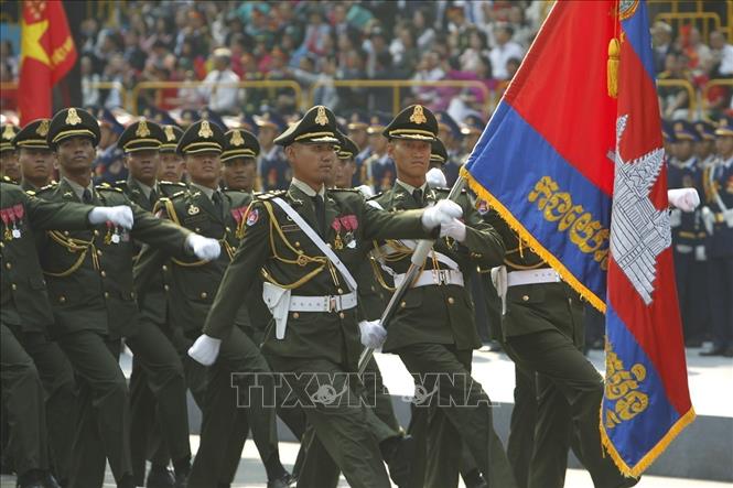 Khối Quân đội Hoàng gia Campuchia diễu qua Lễ đài. Ảnh: TTXVN