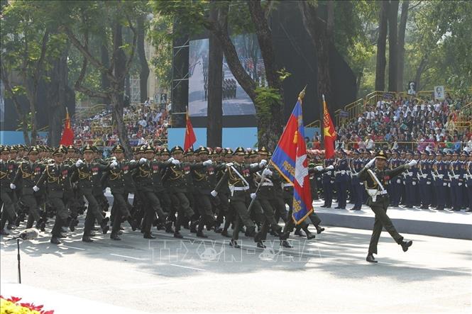 Khối Quân đội Hoàng gia Campuchia diễu qua Lễ đài. Ảnh: TTXVN