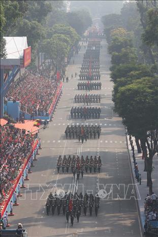 Lễ diễu binh, diễu hành qua Lễ đài. Ảnh: TTXVN