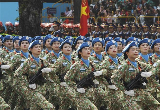 Khối nữ Gìn giữ hòa bình diễu qua Lễ đài. Ảnh: TTXVN