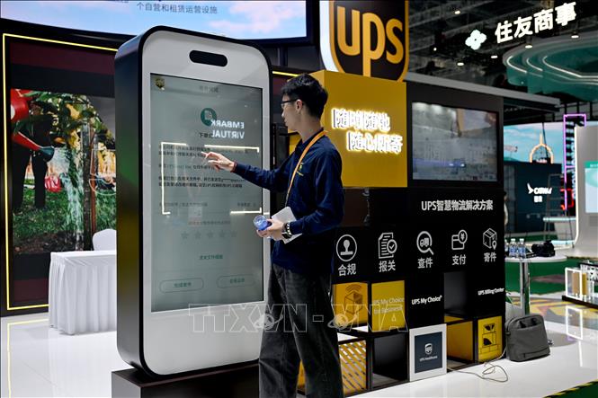 (Tư liệu) Gian hàng của hãng vận chuyển bưu kiện và dịch vụ cung ứng UPS tại triển lãm nhập khẩu quốc tế Trung Quốc ở Thượng Hải, Trung Quốc, ngày 9/11/2024. Ảnh: THX/TTXVN