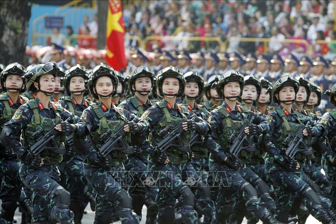 Khối nữ Chiến sĩ Biệt động diễu qua Lễ đài. Ảnh: TTXVN