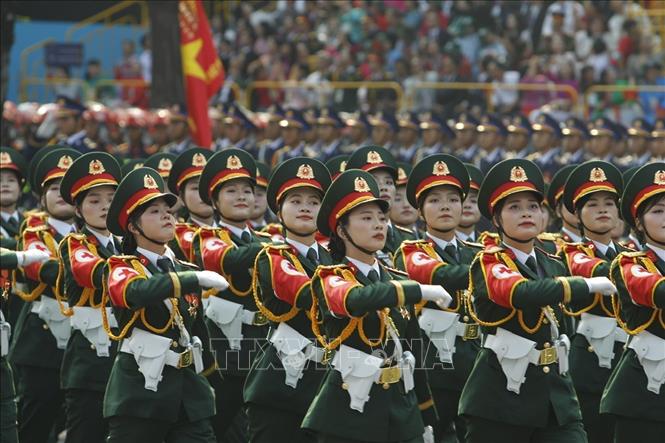 Khối nữ Sĩ quan Quân y diễu qua Lễ đài. Ảnh: TTXVN