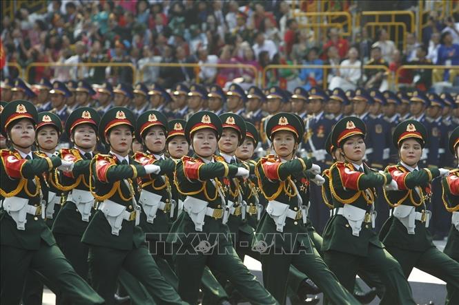Khối nữ Sĩ quan Quân y diễu qua Lễ đài. Ảnh: TTXVN