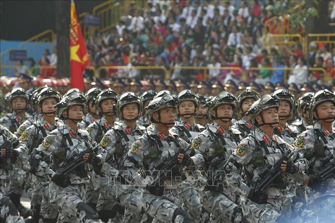 Khối chiến sĩ Đặc nhiệm dù diễu qua Lễ đài. Ảnh: TTXVN