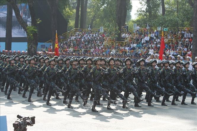 Khối nữ Chiến sĩ Biệt động diễu qua Lễ đài. Ảnh: TTXVN