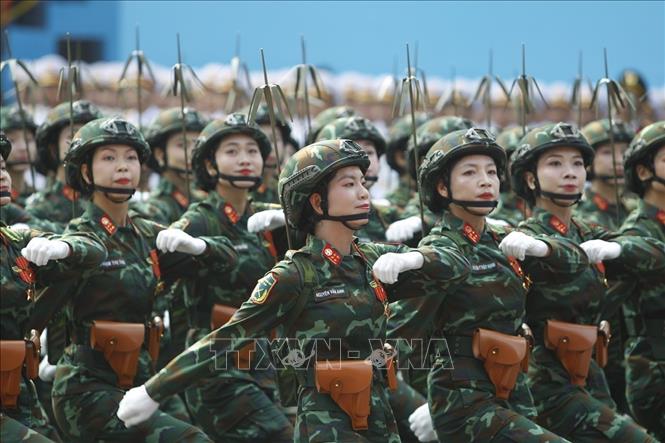 Khối nữ Sĩ quan Thông tin diễu qua Lễ đài. Ảnh: TTXVN