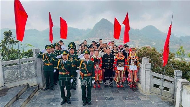 Lễ thượng cờ tại Cột cờ Quốc gia Lũng Cú. Ảnh: Văn Trung-TTXVN phát
