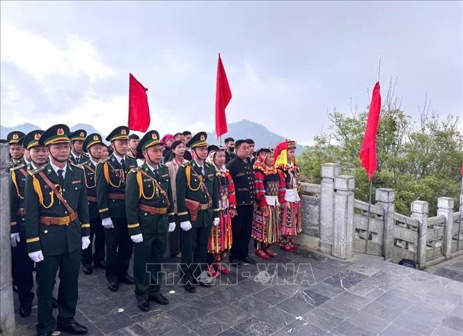 Lễ thượng cờ tại Cột cờ Quốc gia Lũng Cú. Ảnh: Văn Trung-TTXVN phát