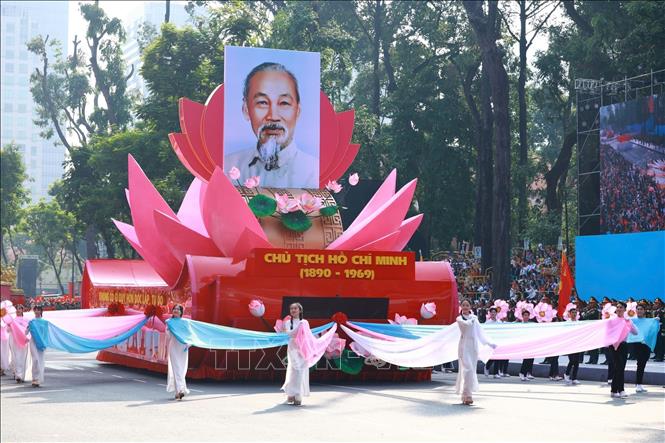 Lễ diễu binh bắt đầu với Đội hình xe mô hình Quốc huy nước Cộng hòa Xã hội Chủ nghĩa Việt Nam và Xe rước chân dung Chủ tịch Hồ Chí Minh diễu qua Lễ đài. Ảnh: TTXVN