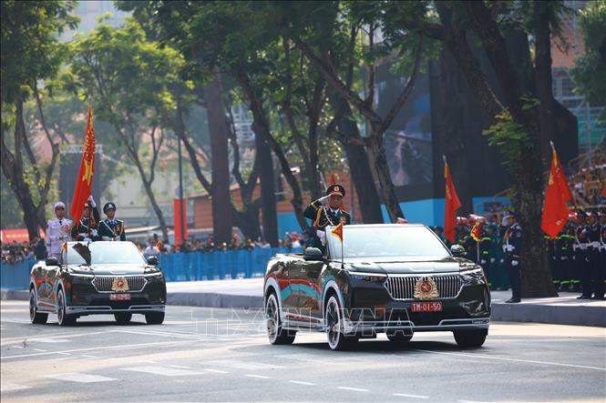Xe Chỉ huy, xe Tổ Quân kỳ toàn quân diễu qua Lễ đài. Ảnh: TTXVN