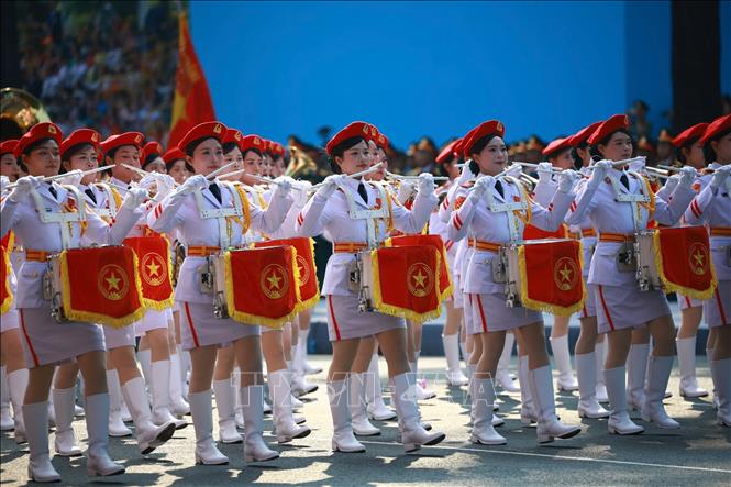 Khối nữ Quân nhạc diễu qua Lễ đài. Ảnh: TTXVN