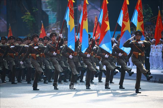 Khối sĩ quan đại diện 5 cánh quân diễu qua Lễ đài. Ảnh: TTXVN