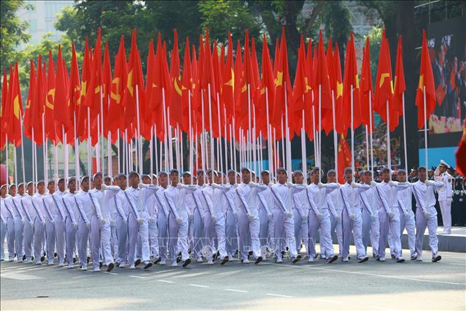 Khối cờ Đảng, cờ Tổ quốc tiến qua Lễ đài. Ảnh: TTXVN