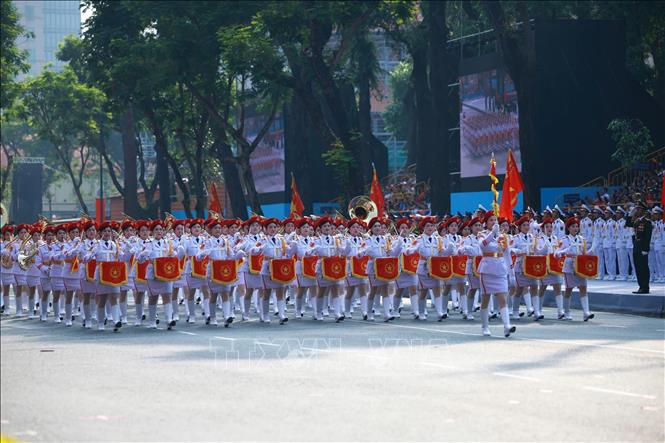 Khối nữ Quân nhạc diễu qua Lễ đài. Ảnh: TTXVN