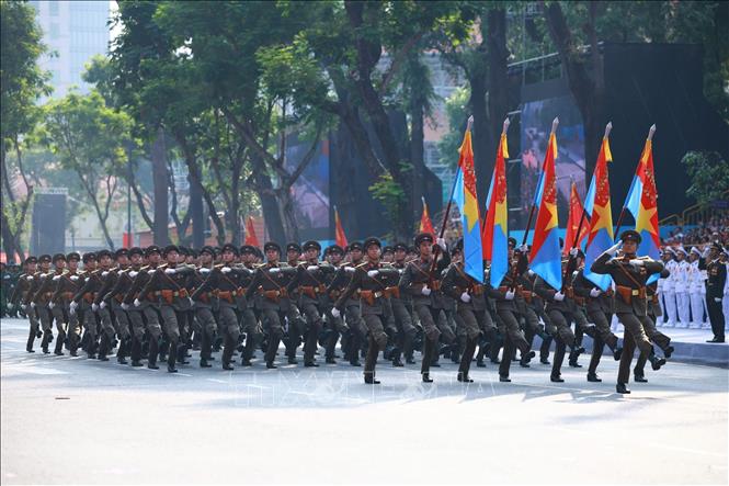 Khối sĩ quan đại diện 5 cánh quân tiến qua Lễ đài. Ảnh: TTXVN