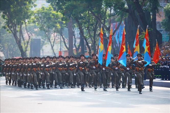 Khối sĩ quan đại diện 5 cánh quân diễu qua Lễ đài. Ảnh: TTXVN