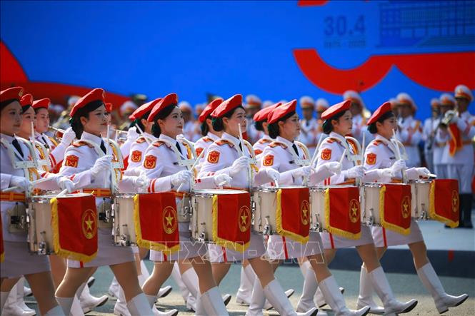 Khối nữ Quân nhạc diễu qua Lễ đài. Ảnh: TTXVN