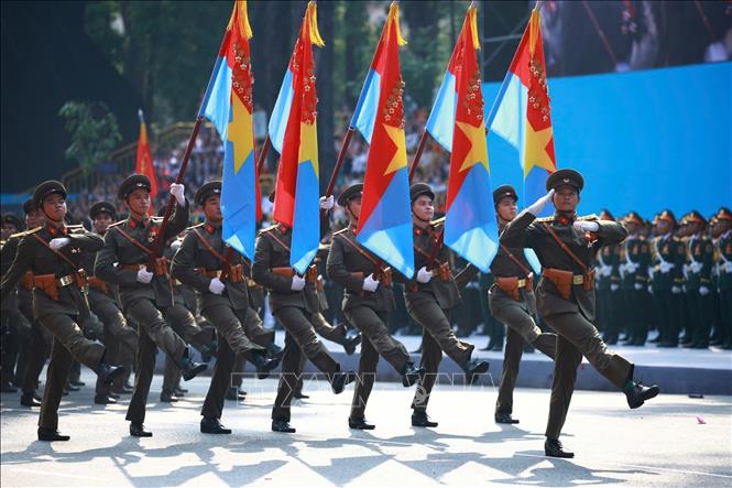 Khối sĩ quan đại diện 5 cánh quân tiến qua Lễ đài. Ảnh: TTXVN