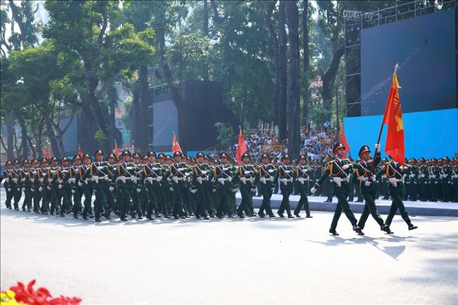 Khối Sĩ quan Lục quân diễu qua Lễ đài. Ảnh: TTXVN