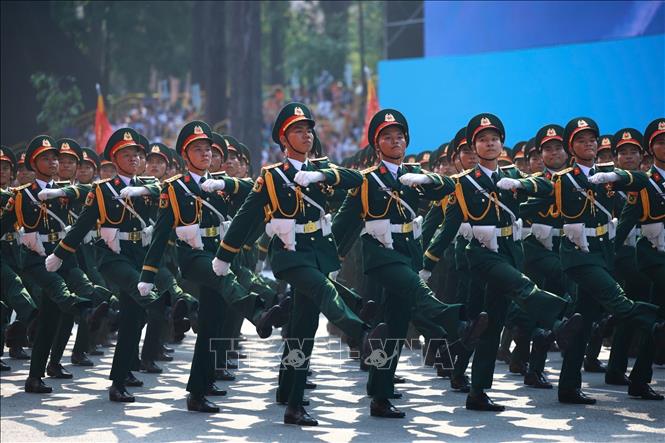 Khối Sĩ quan Lục quân diễu qua Lễ đài. Ảnh: TTXVN