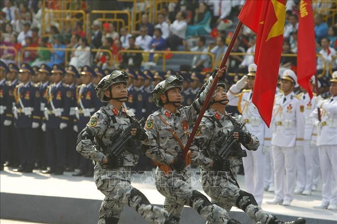 Khối chiến sĩ Đặc nhiệm dù diễu qua Lễ đài. Ảnh: TTXVN