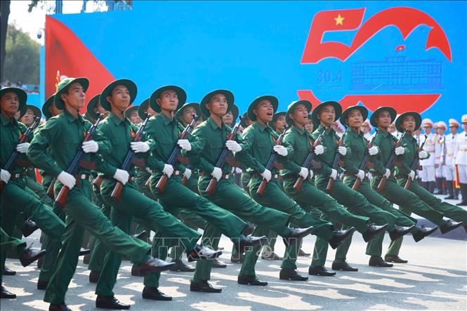 Khối Chiến sĩ Giải phóng quân diễu qua Lễ đài. Ảnh: TTXVN