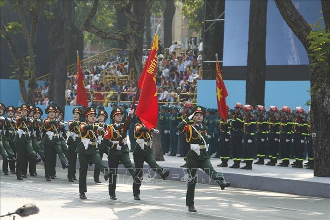 Khối nữ Sĩ quan Quân y diễu qua Lễ đài. Ảnh: TTXVN